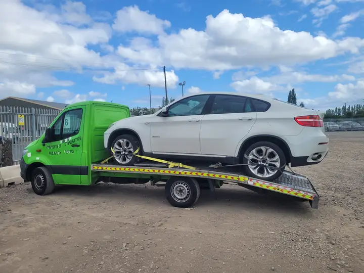 BMW X6, ramp down in the yard