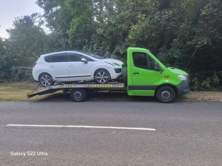 White Peugeot 3008 on the truck, the photo on Adnan's review